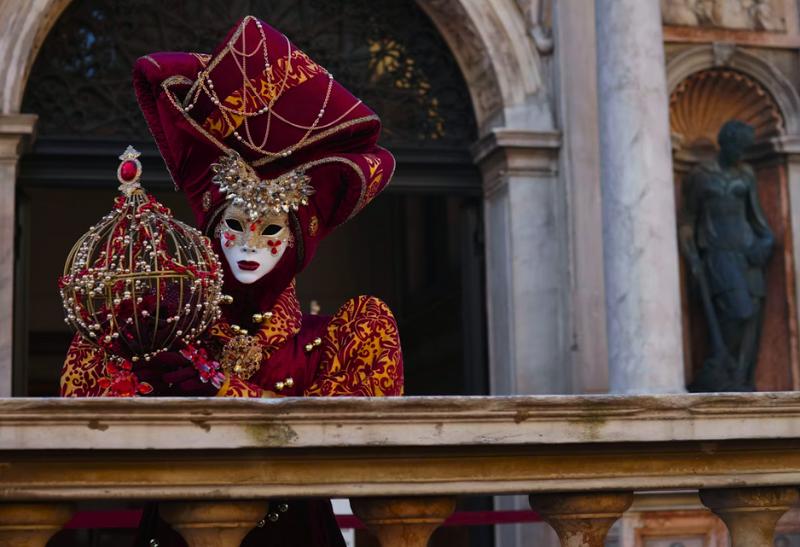 Karneval v Benátkach a žena v maske.