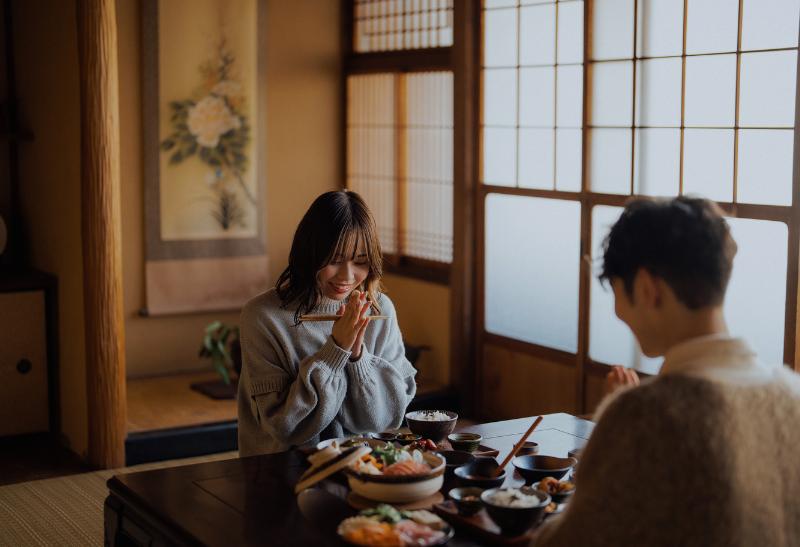Muž a žena za stolom v Japonsku.