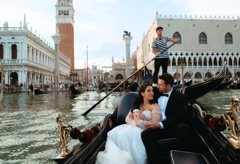 Pár na gondole v Benátkach.