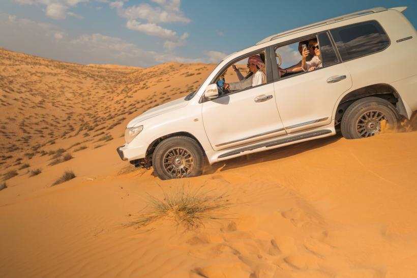 Jazda na džípe po púšti Wahiba v Ománe.