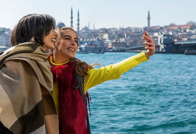 Dve ženy pri Bospore v Istanbule.