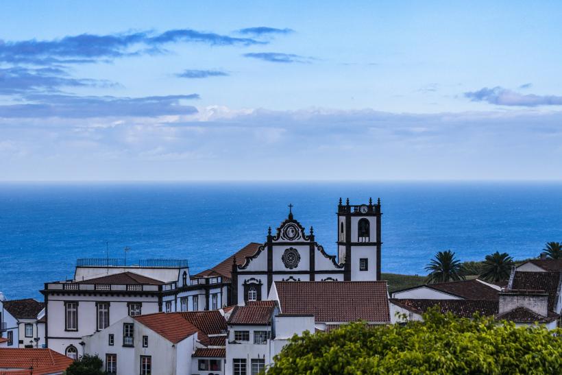 Typické čierno biele domy pri Atlanitku. Azorské ostrovy