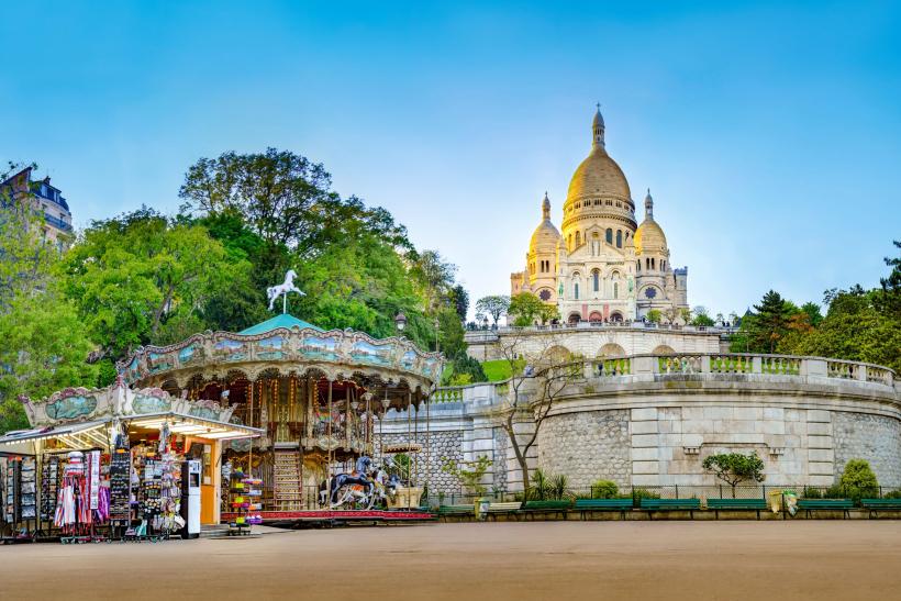 Stánky a bazilika Sacré-Cœur.