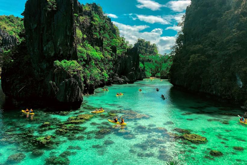 Smaragdové more a útesy v El Nido, Palawan