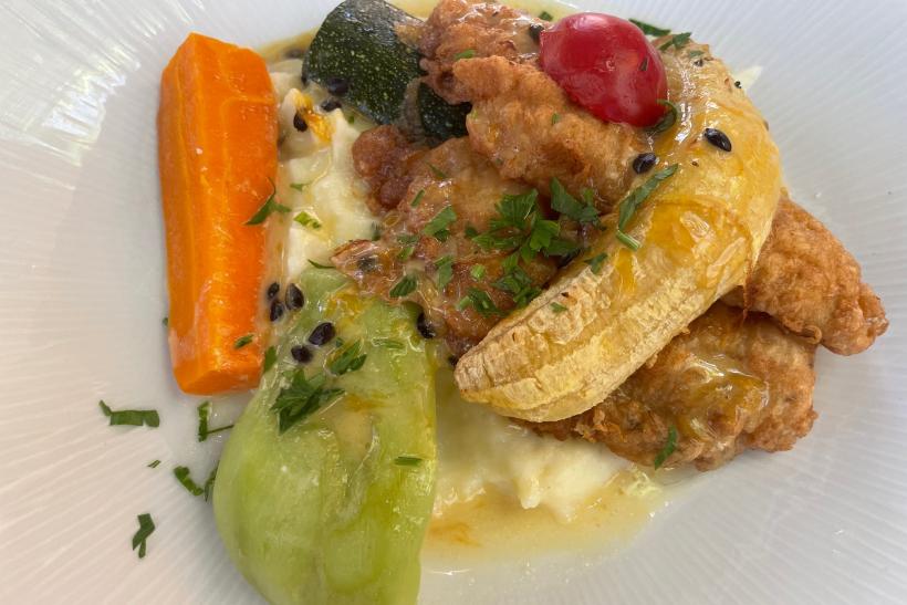 Ryba espada s banánom a marakujovou omáčkou.