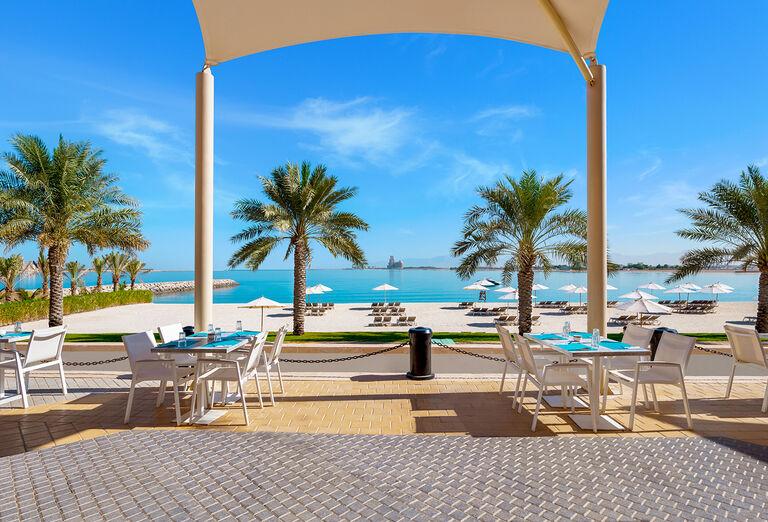 terasa a pláž hotela Rixos Bab Al Bahr
