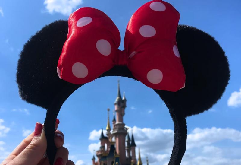 Čelenka s ušami ako suvenír z Disneylandu.