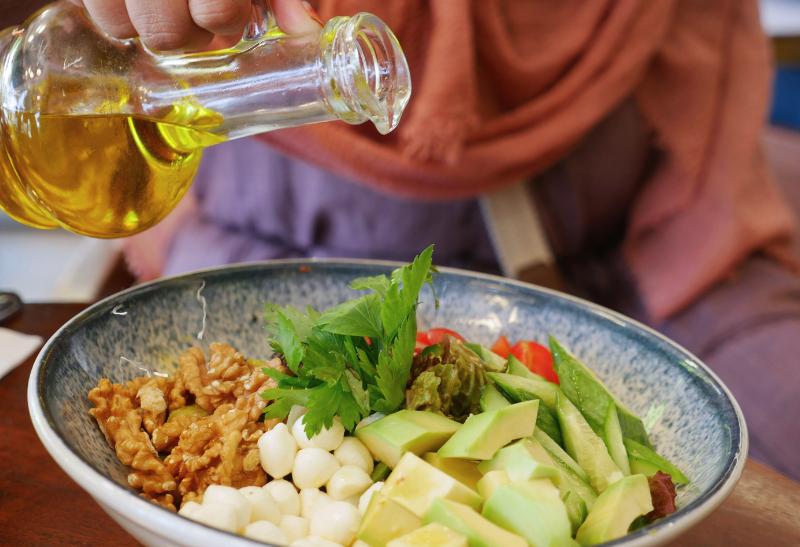 Šalát s oriešakami a avokádovým olejom.