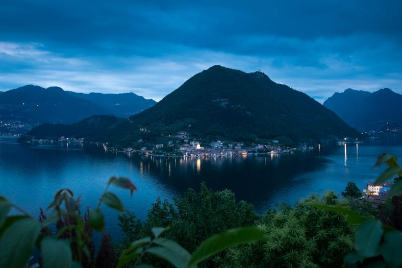 Vysvietený ostrov Monte Isola večer v Taliansku.