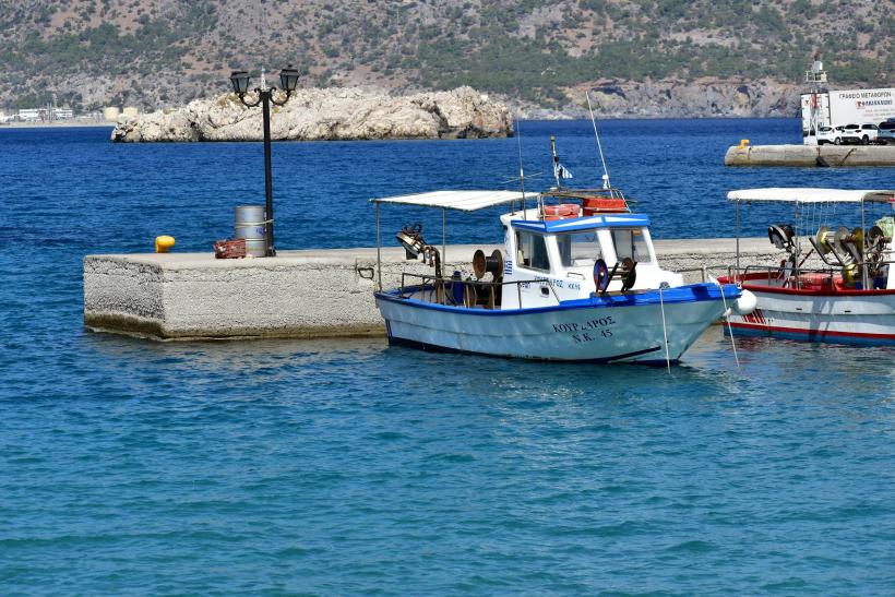 Loď v prístave na ostrove Karpathos.