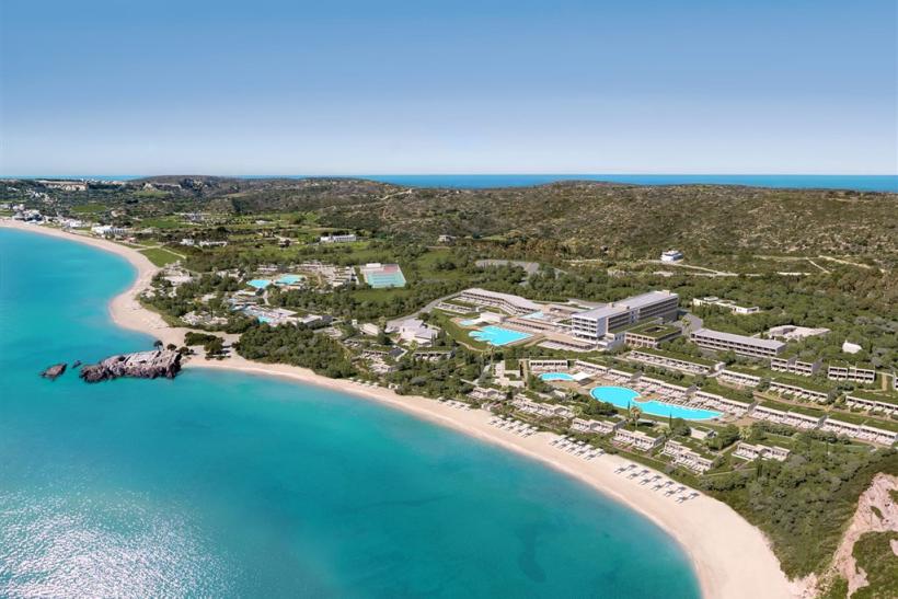 Hotel Ikos Aria na ostrove Kos s dlhou plážou.