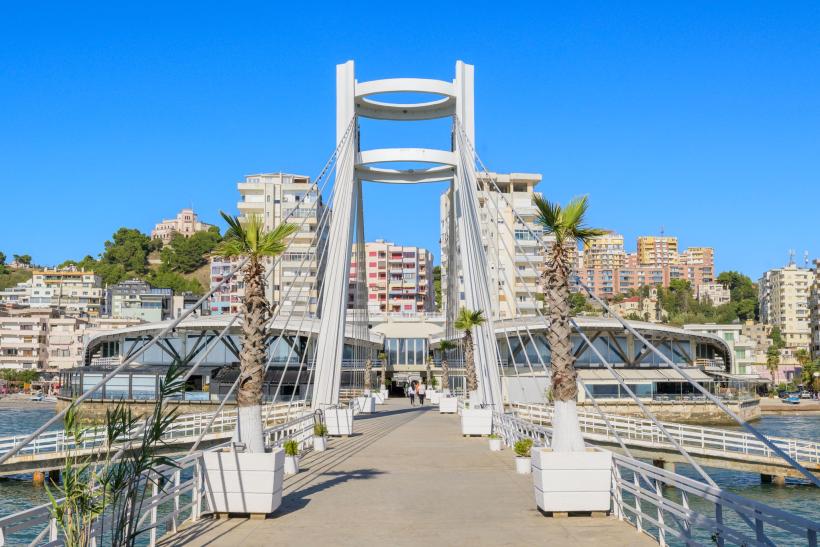 Centrum mesta Durres s mostom.