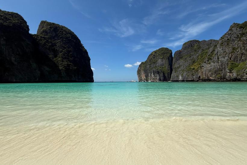 Biely piesok a tyrkysové more v Maya Bay.