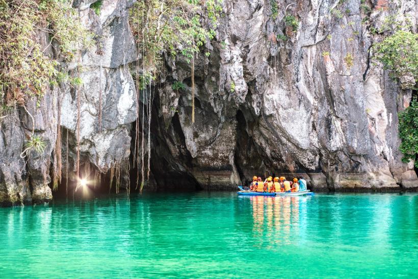 Smaragdová podzemná rieka Puerto Princesa a ľudia na lodi.