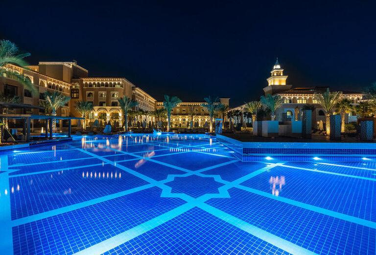 Bazén a záhrada hotela Rixos Premium Saadyiat. Abu Dhabi. SAE