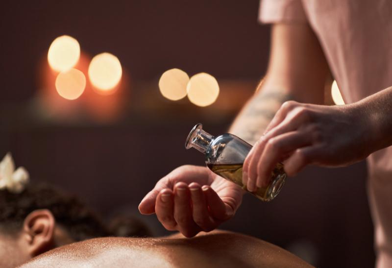 Masáž s mandľovým olejom.