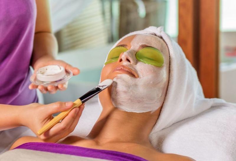 Žena s maskou vo wellness.