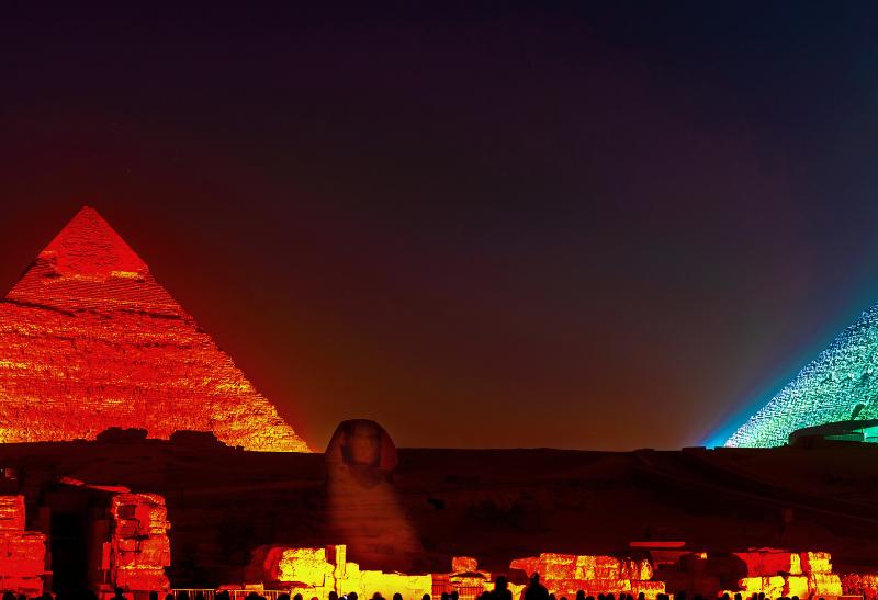 Večerné predstavenie v Gíze pri pyramídach.
