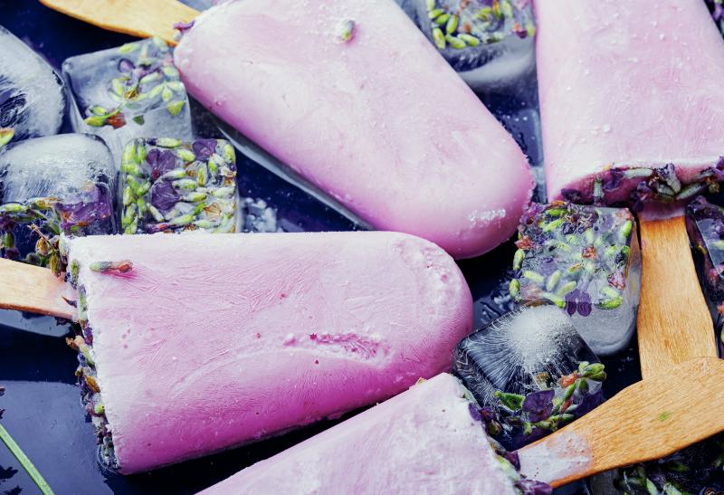 Fialová levanduľová zmrzlina.