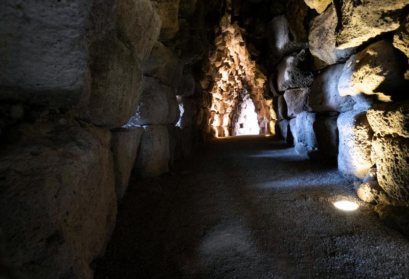 Kamenné vnútro v nuragu na ostrove Sardínia.