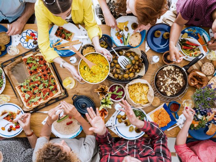 Spoločné stolovanie a množstvo jedla.