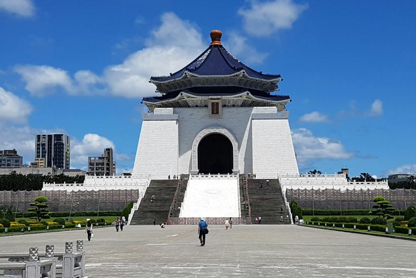 Biela budova Memorial Hall v Taipei.
