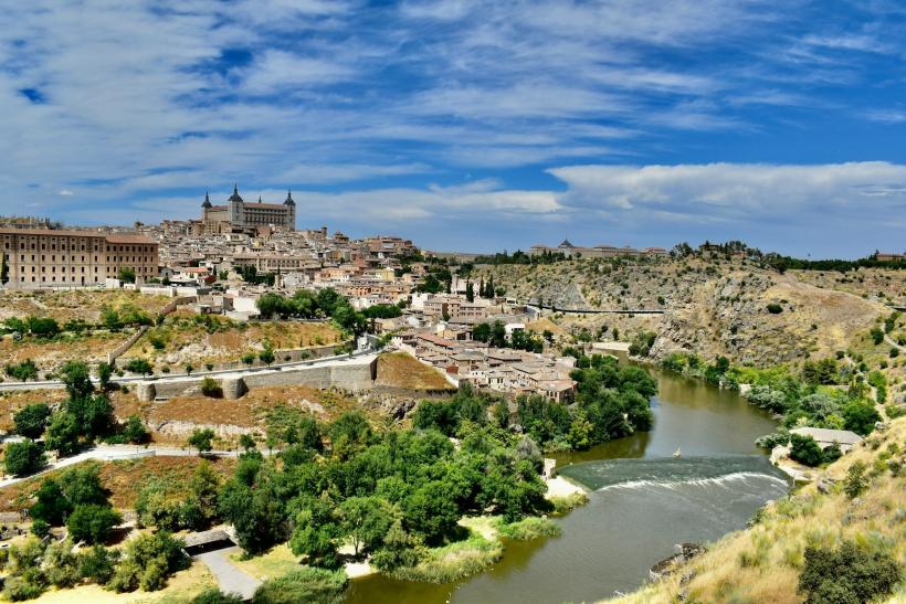 Stredoveké Toledo s historickými budovami na kopci. Španielsko.