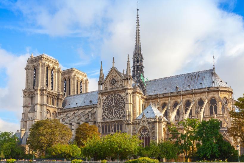 Notre-Dame kostol počas dňa.