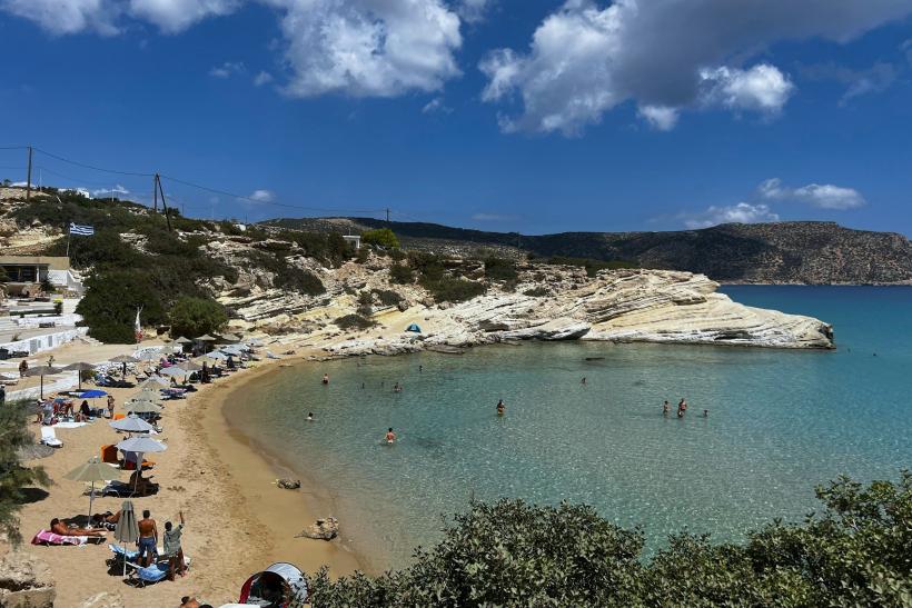 Pláž Amoopi so slnečníkmi na ostrove Karpathos.