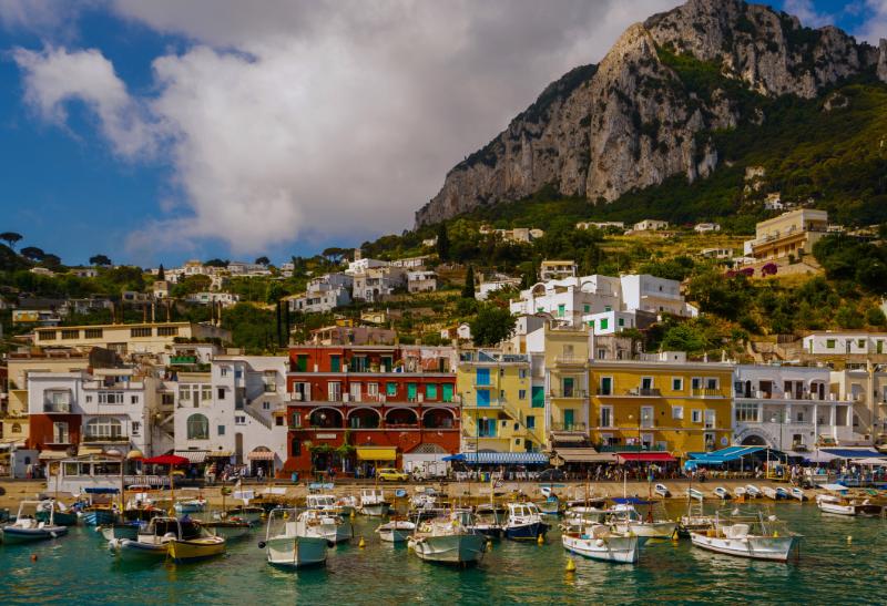 Prístav a domy na pobreží ostrova Capri.