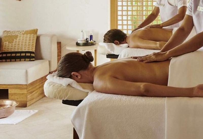 Dvaja ľudia na masáži.