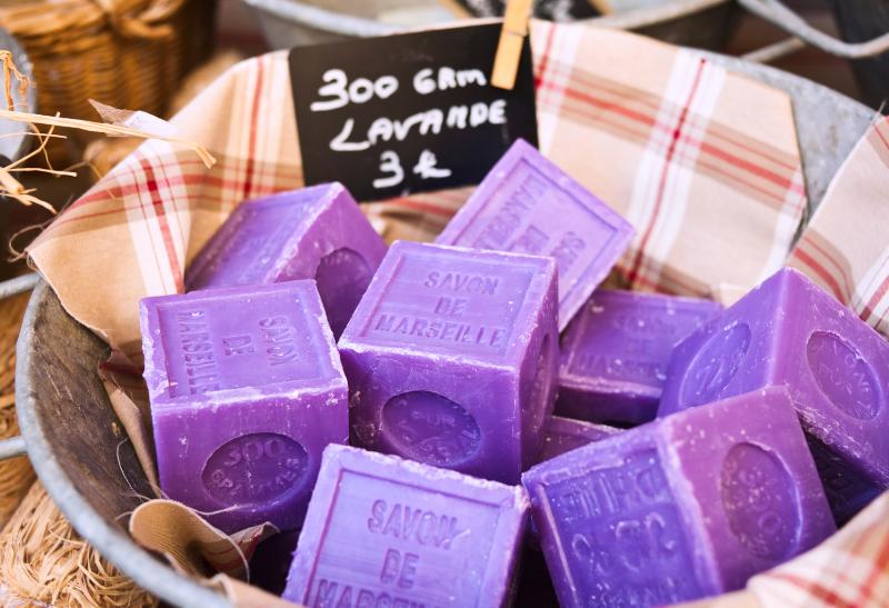 Levanduľové mydlá v košíku na trhu.