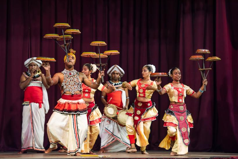 Kultúrne predstavenie mužov na Srí Lanke.