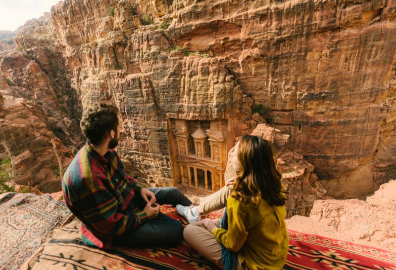 Pohľad na Pokladnicu z výšky v jordánskej Petre počas dňa a pár.