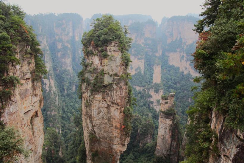 Vysoké skalné masívy Zhangjiajie v Číne.