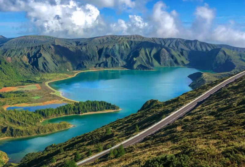 Jazero Lagoa do Fogo na Azoroch.