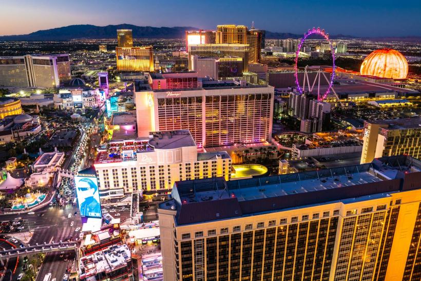 Vysvietené mesto Las Vegas s hotelmi a atrakciami v USA.