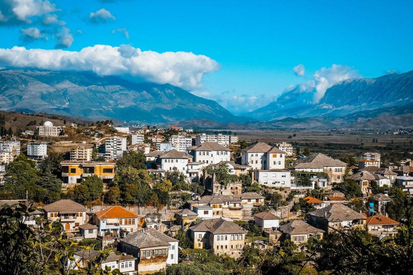 Strmé hory a domy v Gjirokaster Albánsko.