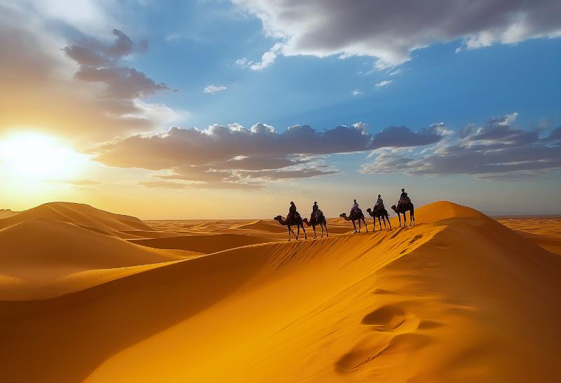 Dunový pás Erg Chebbi a ľudia na ťave.