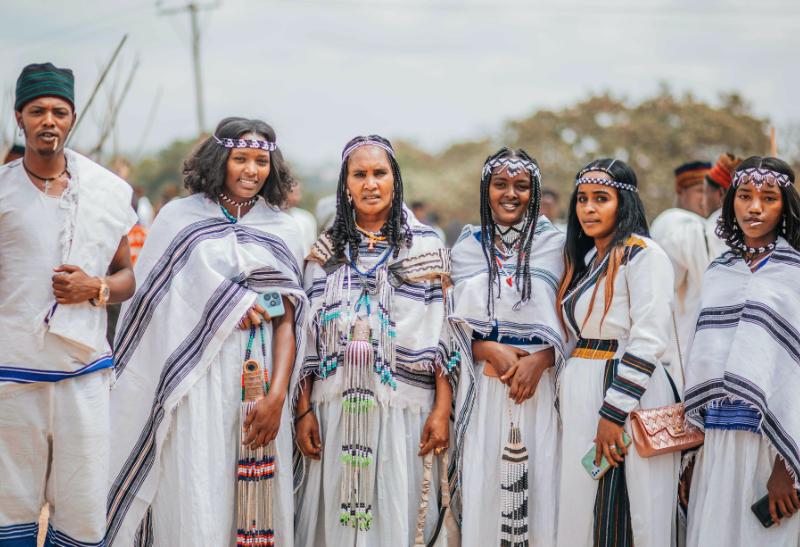 Etiópčania v tradičných bielych odevoch.