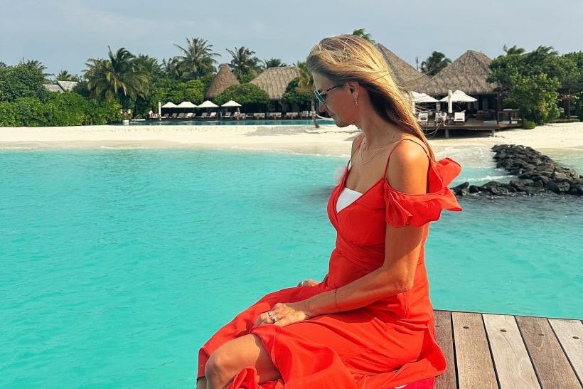 Norika Fedorová v červených šatách na Maldivách.