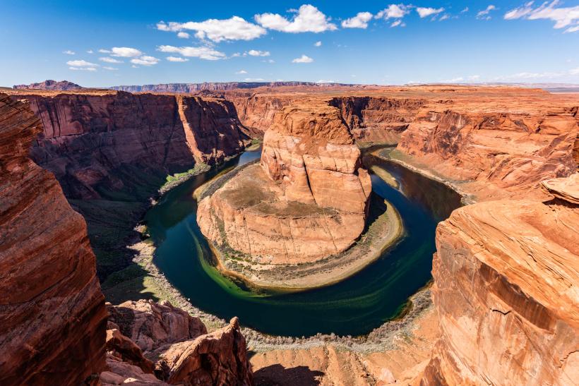 Červený skalný masív Horseshoe Bend a rieka.