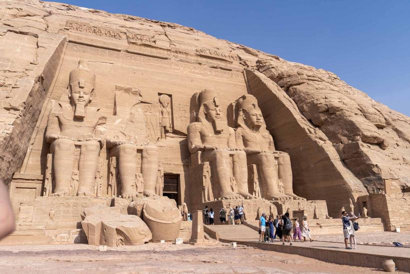 Chrám so sochami Ramesseho II. v Abu Simbel a turisti.