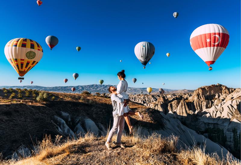 Balóny v Cappadocii a pár na skale.