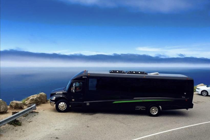 Čierny autobus na parkovisku nad Pacifikom v USA.