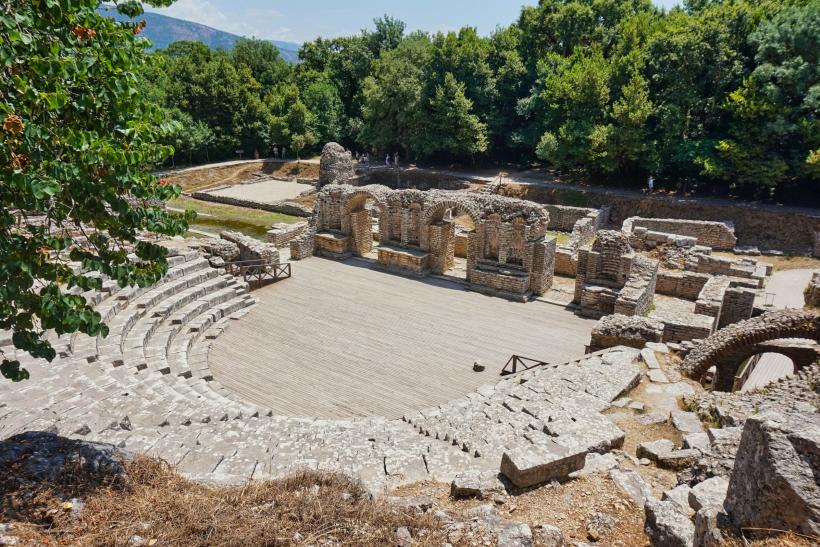 Mesto Butrint a historické ruiny s divadlom.