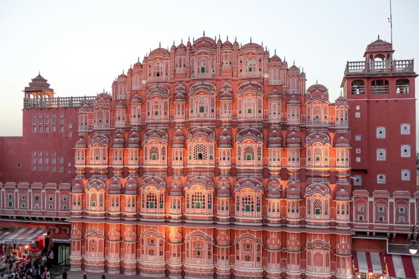 Ružový palác Hawa Mahal v meste Jaipur.