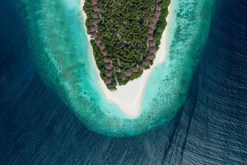 Zelený ostrov a vilky v Baa Atoll na Maldivách.