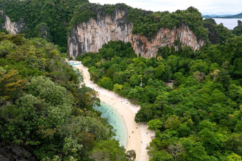 Hong Island v zeleni a v mori.
