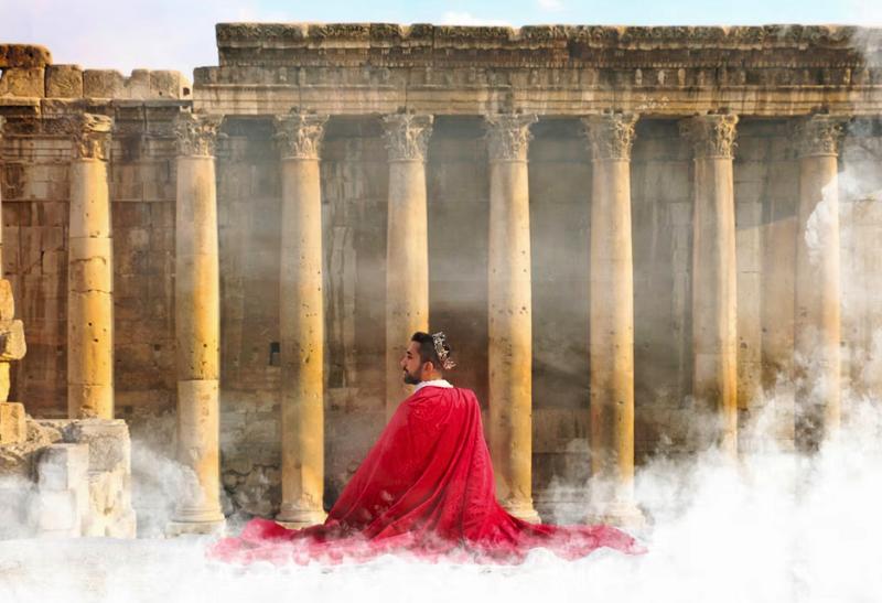 Muž v plášti pred ruinami chrámu Baalbeck v Libanone.